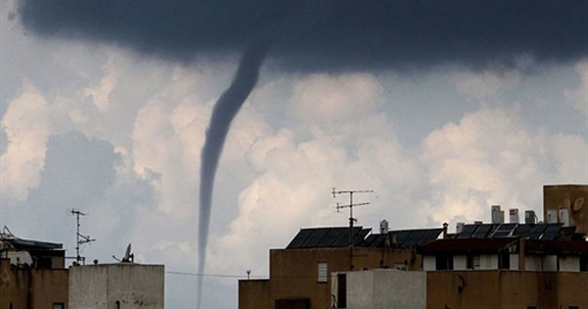 Ізраїль, Нетанія. Смерч у прибережному місті Нетанія, на північ від Тель-Авіва. / © AFP