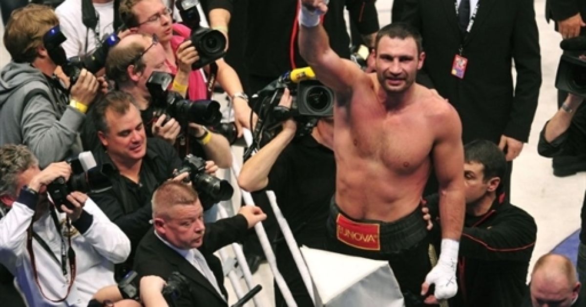 Віталій Кличко переміг американську "гармату" і зберіг свій титул / © AFP