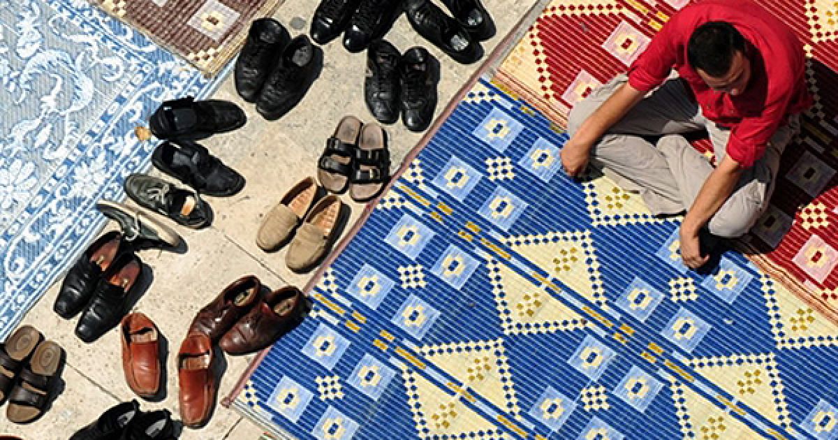 Чоловік відпочиває у дворі мечеті у Стамбулі після п&rsquo;ятничного намазу. Зараз мусульмани святкують священний місяць Рамадан, у який вони мають приділять особливу увагу молитві та читанню Корану. / © AFP