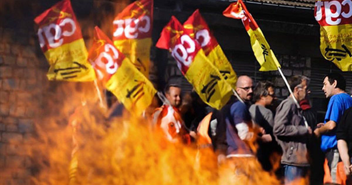 Франція, Жевре-Шамбертен. Французькі залізничні робочі з державної компанії SNCF беруть участь у демонстрації на сортувальній станції Жевре-Шамбертен, Бургундія. Робочі влаштували акцію протесту проти скорочення 118 робочих місць зі 150. / © AFP