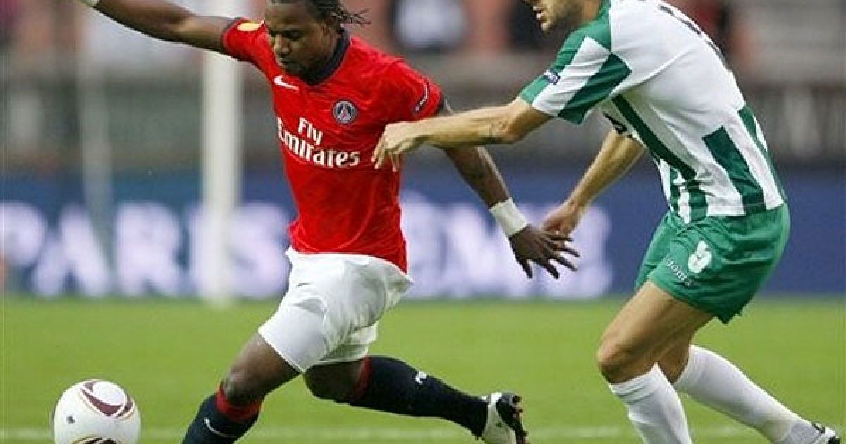 Сессеньон (ПСЖ) і Тубіч ("Карпати") ведуть боротьбу за м&rsquo;яч / © daylife.com