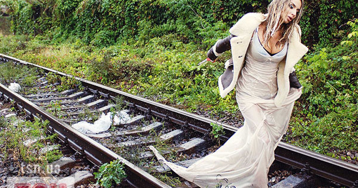 Незважаючи на вже одягнене на палець кільце, Лобода тікає з церемонії.