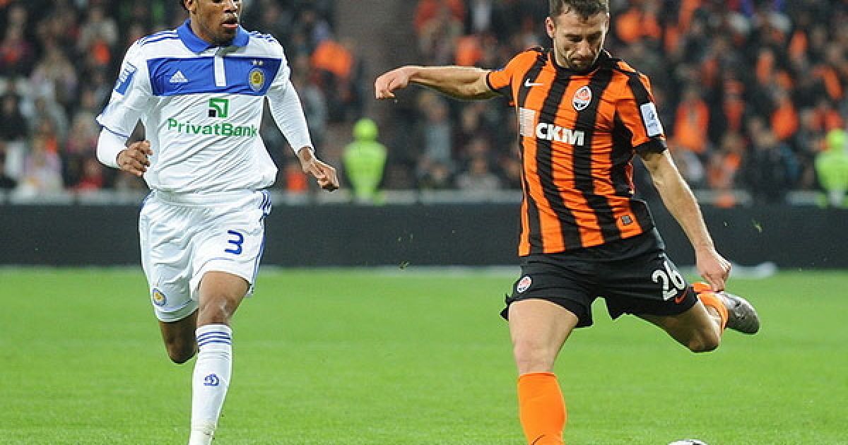 Бетао ("Динамо") дивиться, як Рац ("Шахтар") робить передачу / © shakhtar.com