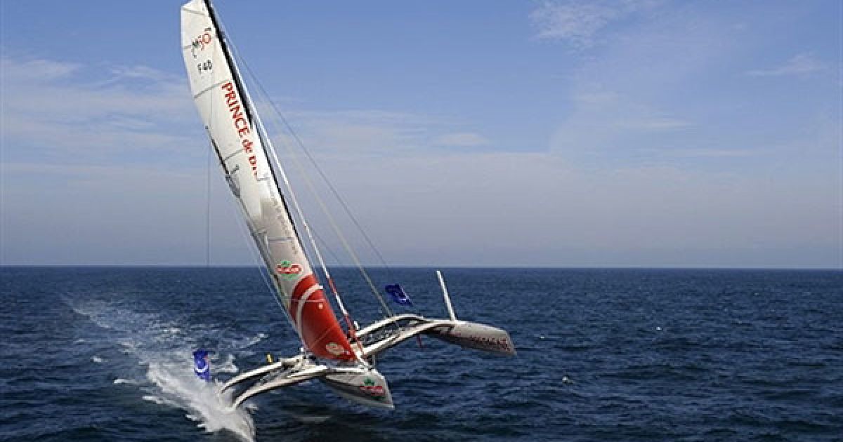 Франція. Французький шкіпер Ліонель Лемоншо йде під вітрилами на своєму катамарані "Принц де Бретань" у берегів західної Франції. Він готується до участі у дев'ятій регаті &ldquo;Рут дю Рум&rdquo;, які відбувається кожні чотири роки між Сен-Мало і Пуент-а-Пітра. / © AFP