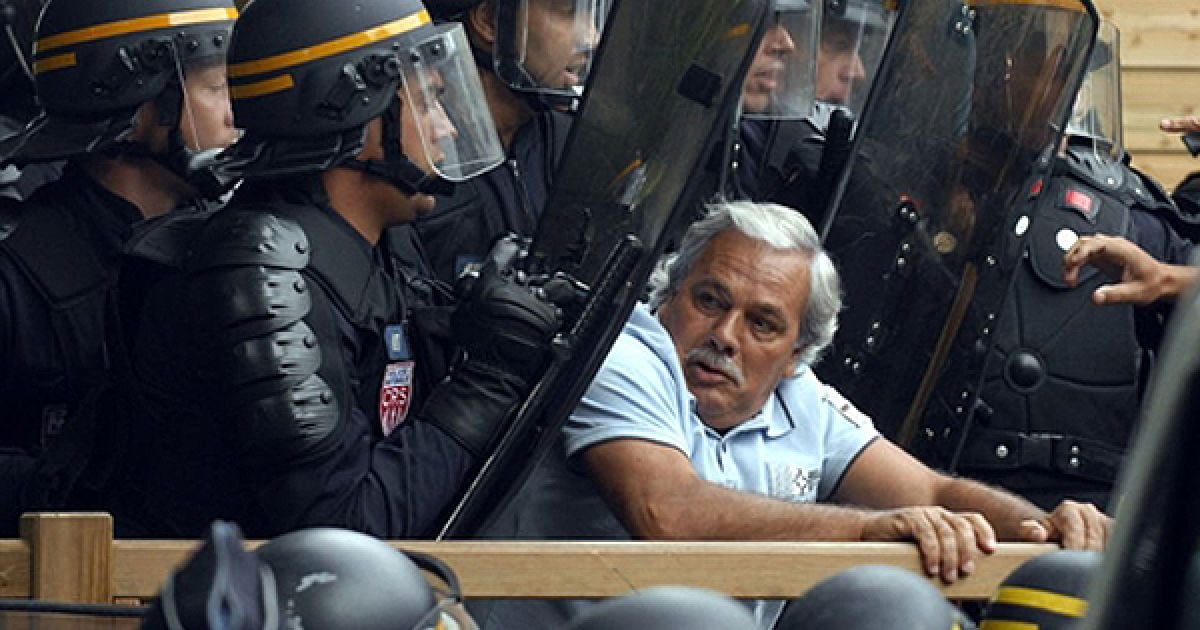 Французька поліція розігнала акцію протесту ромів у містечку Англет. Спеціальний загін поліції Франції ліквідував більше 40 незаконних таборів ромів по всій території країни. / © AFP