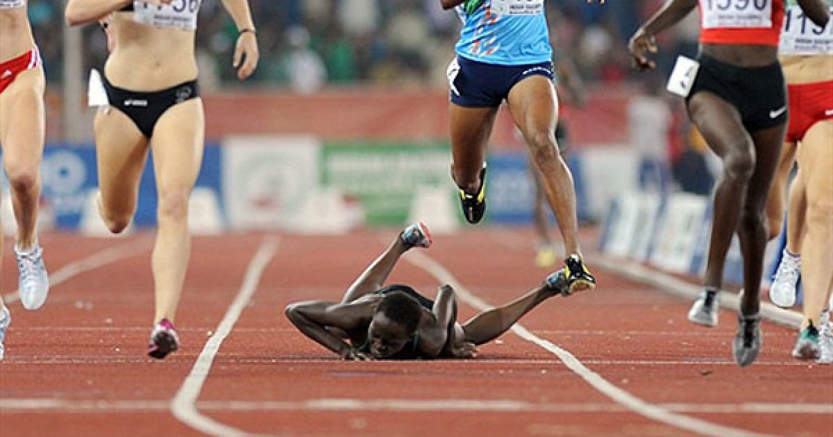 Індія, Нью-Делі. Кенійська легкоатлетка Вінні Чеббет впала під час фінального забігу на 800 м на Іграх Співдружності у Нью-Делі. Золоту медаль завоювала кенійка Ненсі Лангат. / © AFP
