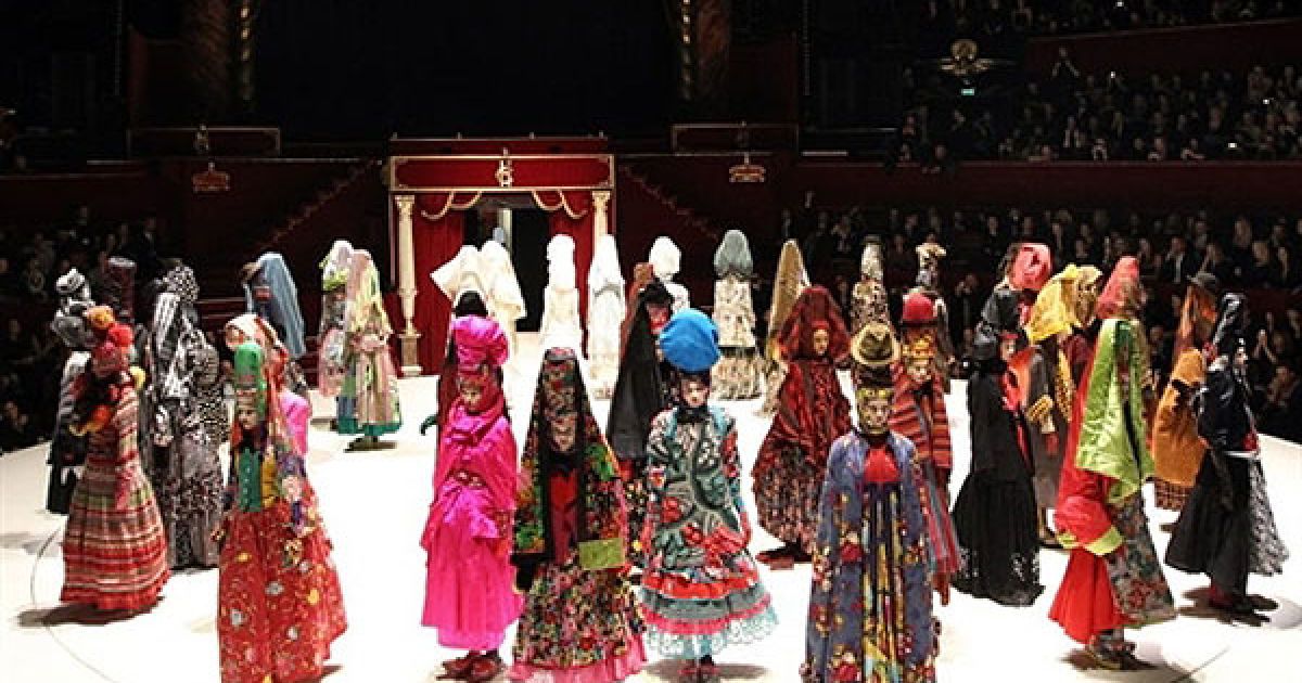 Франція, Париж. Моделі деомнструють одяг з колекції італійського
дизайнера Антоніо Марраса, створеної на честь 40-річчя бренду Kenzo,
під час показів готового одягу у Парижі. / © AFP