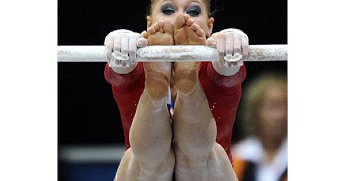 Нідерланди, Роттердам. Гімнастка Джой Райан Годкуп виконує вправу на брусах під час кваліфікаційних змагань серед жінок на 42-му Чемпіонаті світу зі спортивної гімнастики у Роттердамі. / © AFP