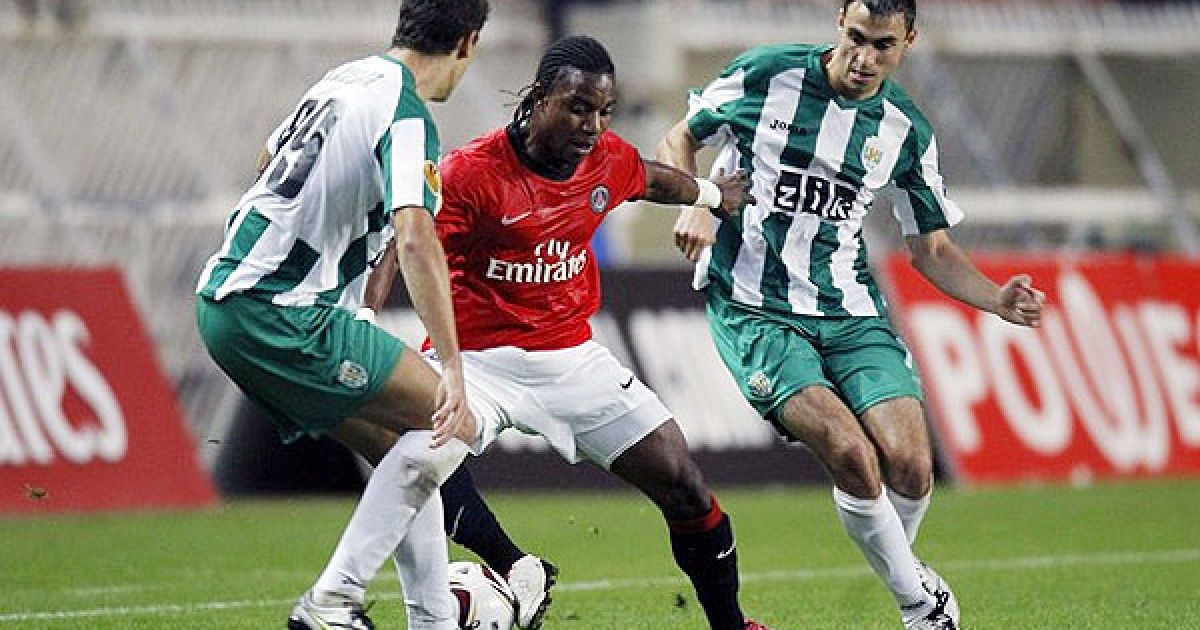 Стефан Сессеньон (ПСЖ) веде боротьбу за м&rsquo;яч із гравцями "Карпат" Сергієм Кузнєцовим і В&rsquo;ячеславом Чечером / © daylife.com