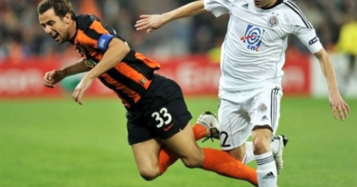 Саша Іліч збиває Даріо Срну / © AFP