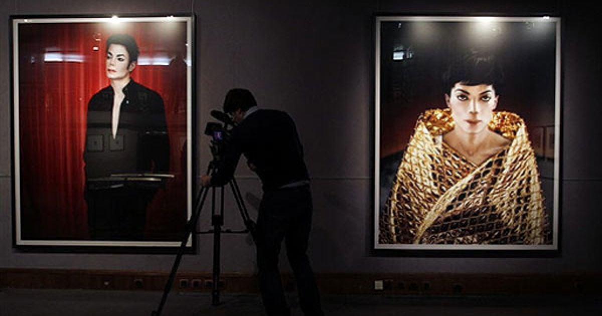 Франція, Париж. Раніше невідомі фотографії американського співака Майкла Джексона було виставлено у аукціонному будинку "Pierre Berge and Associates" у Парижі, де відбудеться спеціальний аукціон портретів Майкла Джексона, зроблених у 1999 році паризьким фотографом Арно Лазні. / © AFP