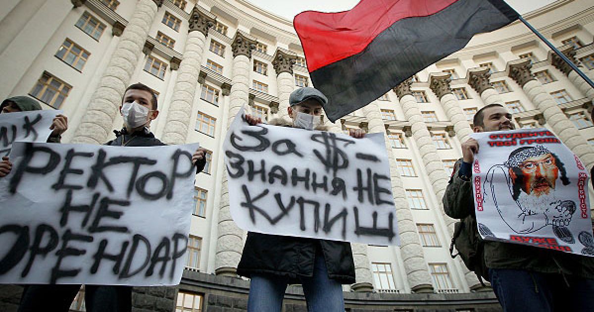 Організатори та учасники акції протесту піднялись на парапет перед будинком уряду і вигукували у мегафон свої вимоги про скасування постанови №796. / © Украинское Фото