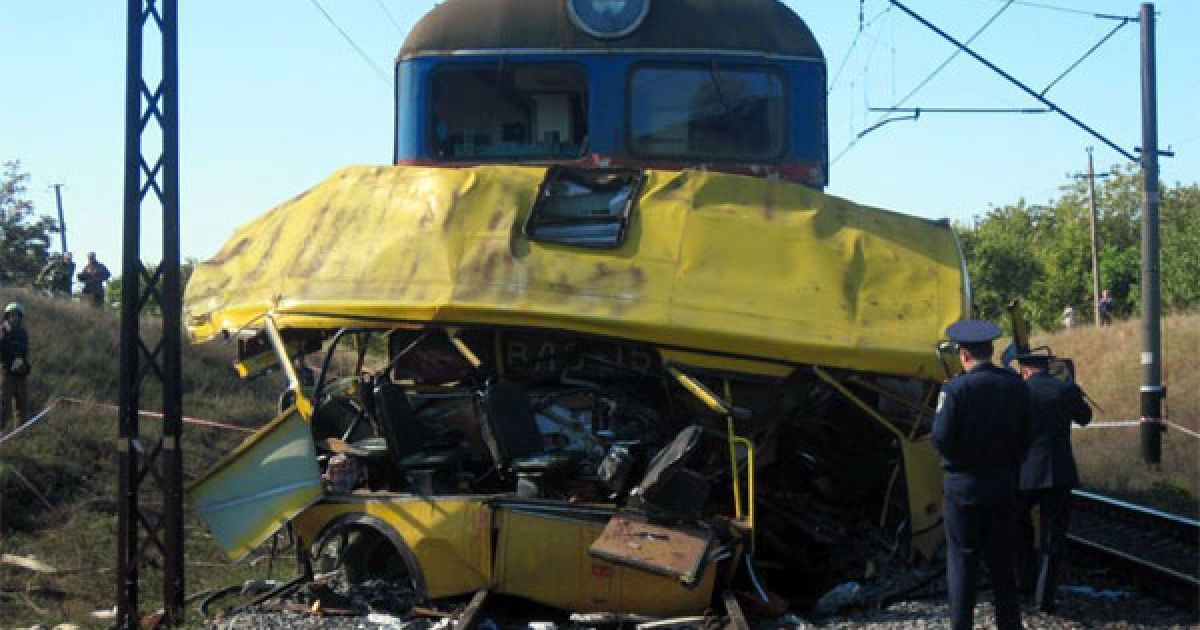 Потяг і автобус зіштовхнулися після 9 ранку на переїзді на 116-му км перегону Нікополь-Марганець (Придніпровська залізниця).