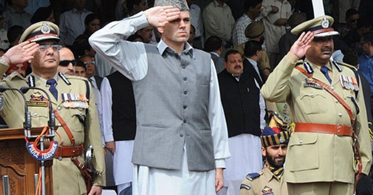 Головний міністр штату Джамму і Кашмір Омар Абдалла (в центрі) приймає парад під час святкування Дня незалежності Індії у штаті Срінагар / © AFP