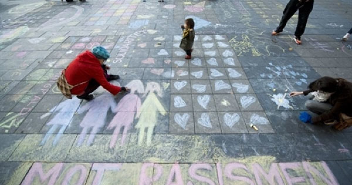 Швеція, Стокгольм. Учасники антирасистської демонстрації малюють крейдою на площі Сергельс Торг у Стокгольмі. Тисячі людей зібралися в центрі Стокгольма на акцію протесту проти ультраправої партії, яка була обрана до парламенту, розмахуючи прапорами з криками "Ні расизму!". / © AFP