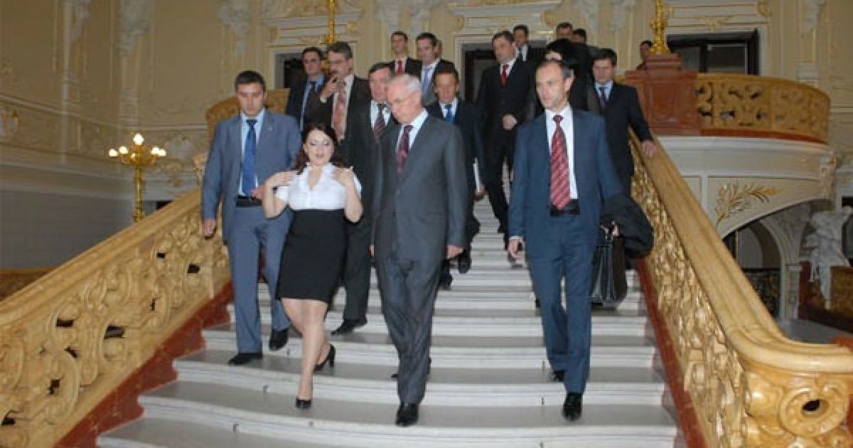 Прем'єр-міністр Микола Азаров під час візиту до Одеси жорстко розкритикував мера Едуарда Гурвіца за поганий стан міста. / © kmu.gov.ua