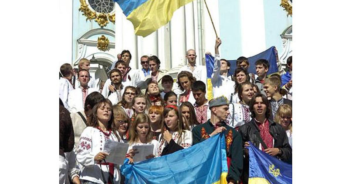 У Києві провели "Марш у вишиванках", у якому взяли участь більше сотні київських студентів, одягнених у вишиванки. / © gazeta.ua