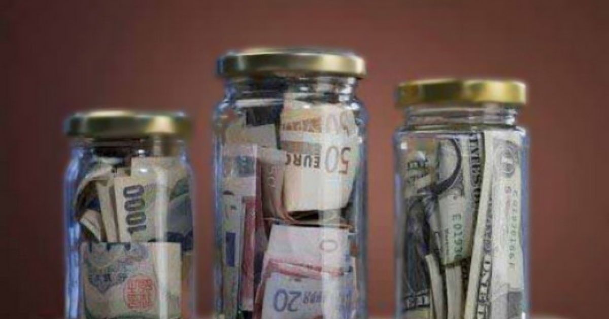 Українці за місяць віднесли у банки  більш як півмільярда доларів