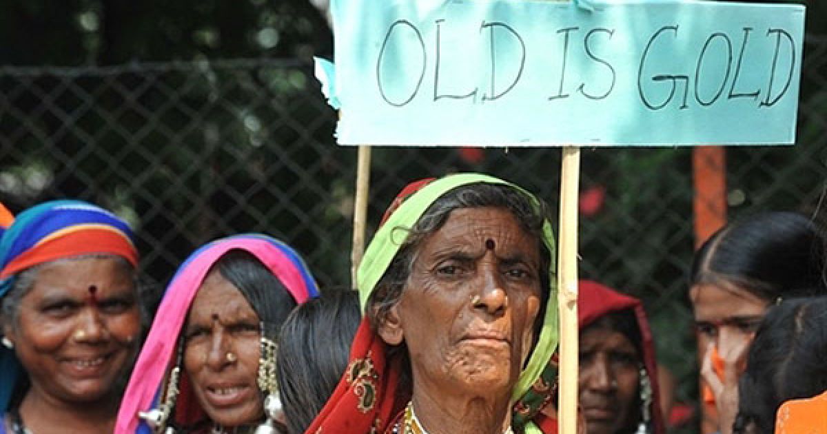 Індія, Хайдарабад. Літня жінка з індійського племені Ламбаді тримає плакат "Старість &ndash; це золото" під час маршу у Хайдарабаді, який провели на честь Міжнародного дня літніх людей. Індійський парламент заборонив мітинги і збори з 30 вересня по 4 жовтня. / © AFP