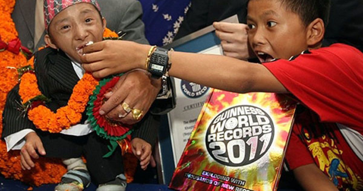 Молодший брат Магара годуэ його святковим тортом. / © AFP