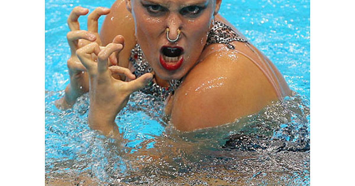 Індія, Нью-Делі. Канадська спортсменка Хлоя Ісаак під час виконання вільних вправ з синхронного плавання у спортивному комплексі в Нью-Делі, де проходять Ігри Співдружності. / © The Telegraph