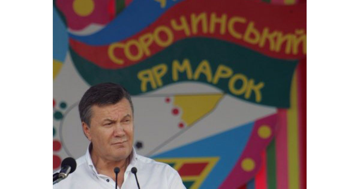 На самому ярмарку Янукович придбав вишиванку та діжку для соління огірків. / © УНІАН