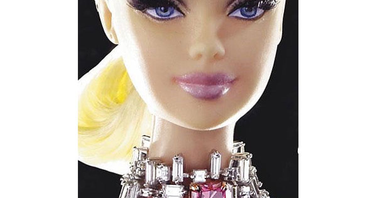 США, Нью-Йорк. На Барбі вдягнуто намисто з рожевим діамантом у один карат, яке зробило цю ляльку найдорожчою Барбі у світі. 20 жовтня на аукціоні "Christie&#039;s" у Нью-Йорку ця Барбі, створена всесвітньо відомим дизайнером коштовностей Стефано Кантуром, піде з молотка за попередньою вартістю у 300 000 - 500 000 доларів США. Всі виручені кошти підуть у фонд боротьби з раком. / © bigpicture.ru