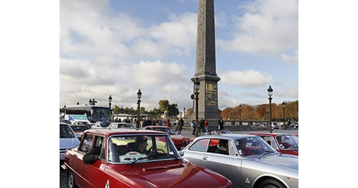 У Парижі на площі Конкорд провели парад Alfa Romeo на честь 100-річчя компанії. / © AFP
