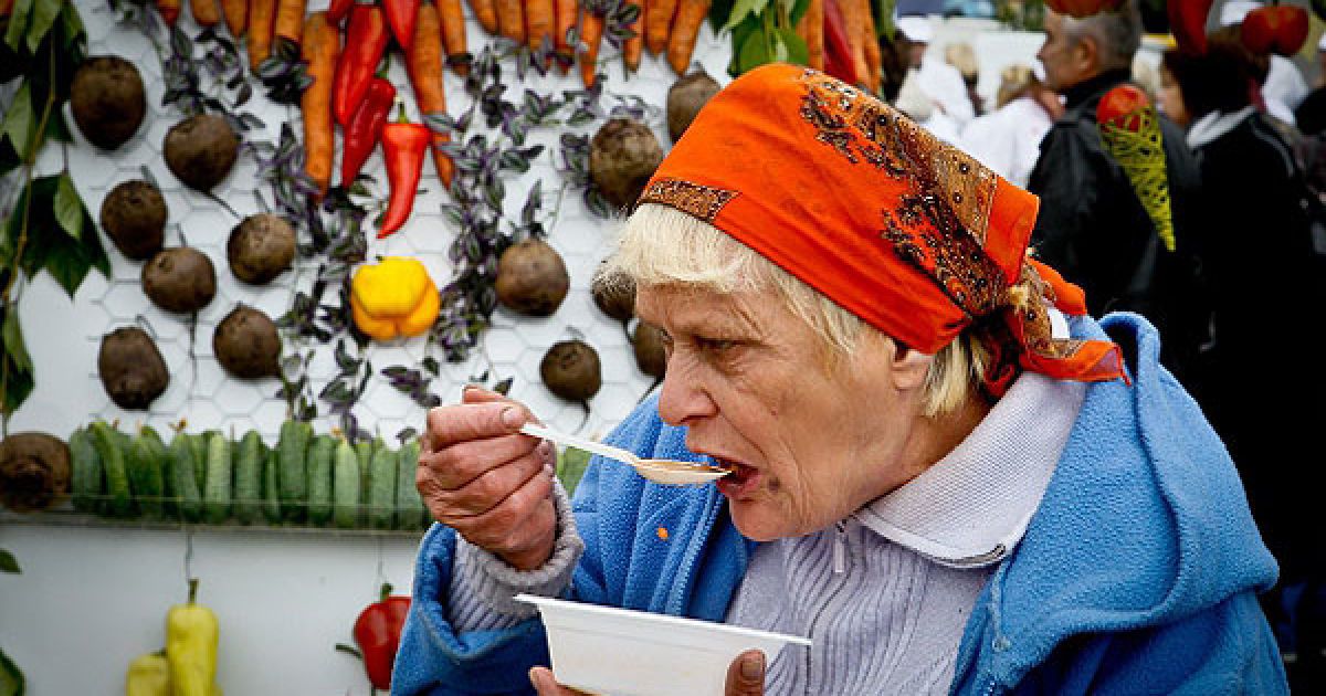 Щоб приготувати 5 тисяч літрів борщу кухарі використали 22 кг солі, 250 кг буряка, 250 кг капусти, 380 кг картоплі, 160 кг квасолі, 90 кг моркви, 80 лука. / © Украинское Фото