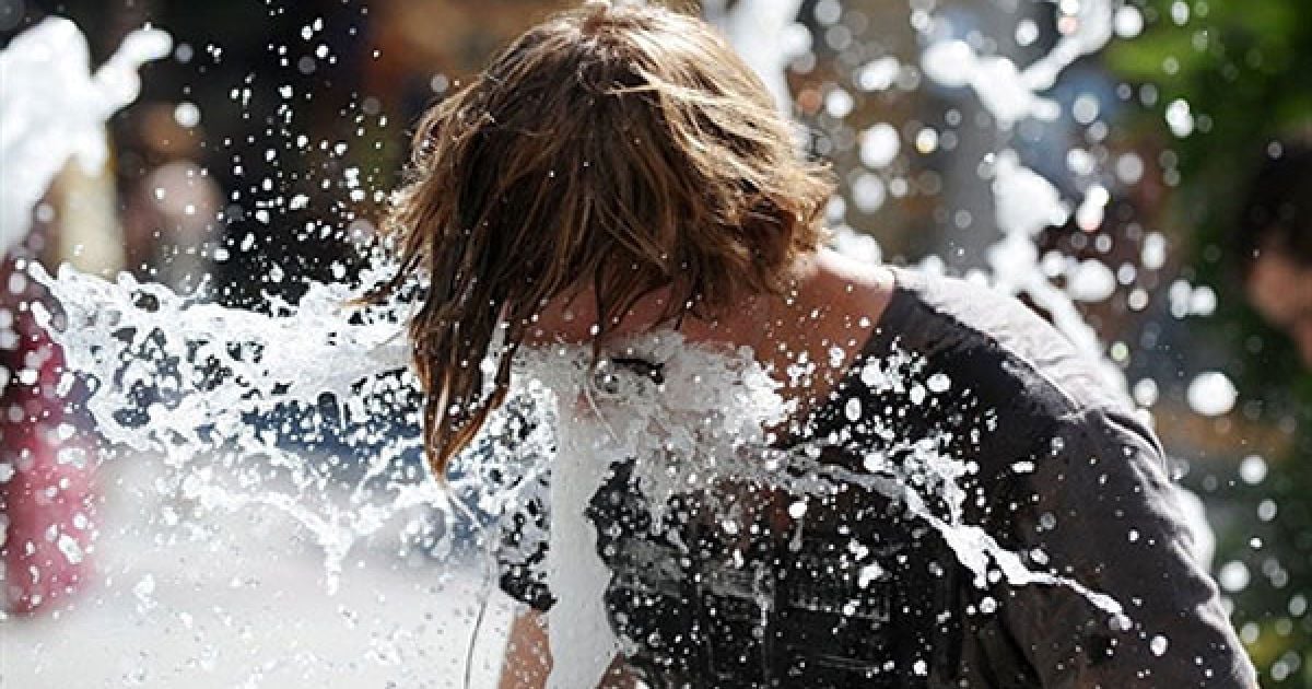 США, Лос-Анджелес. 18-річний Кейсі Єль охолоджується у фонтані голлівудського комплексу Хайленд у Лос-Анджелесі. Денна температура у місті досягла 45 градусів за Цельсієм. / © AFP