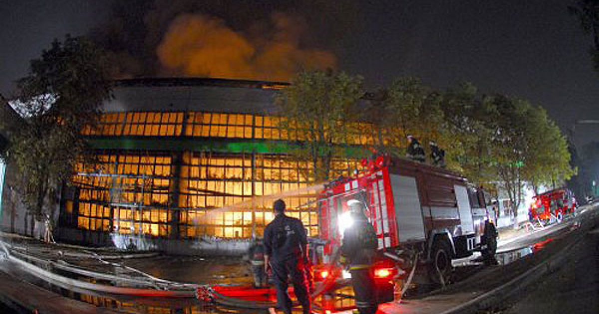 У сусідніх будинках, де знаходяться магазини і офіси, була проведена евакуація. / © УНІАН