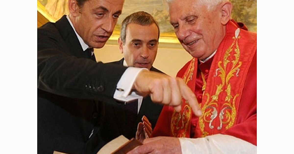 Ватикан. Президент Франції Ніколя Саркозі і Папа Римський Бенедикт XVI обмінюються подарунками під час приватної аудієнції у Ватикані. / © AFP