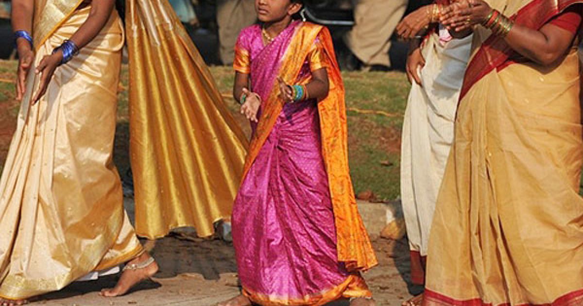 Індія, Хайдарабад. Індійська дівчинка танцює разом із членами партії "Бхаратія Джаната" на святкуванні Батхукамми, або фестивалю "Того, хто дає життя", у Хайдарабаді. Жінки вітають Батхукамму, який "дає життя", квітами, які означають життя і вічність, моляться про процвітання і хороший рік. / © AFP