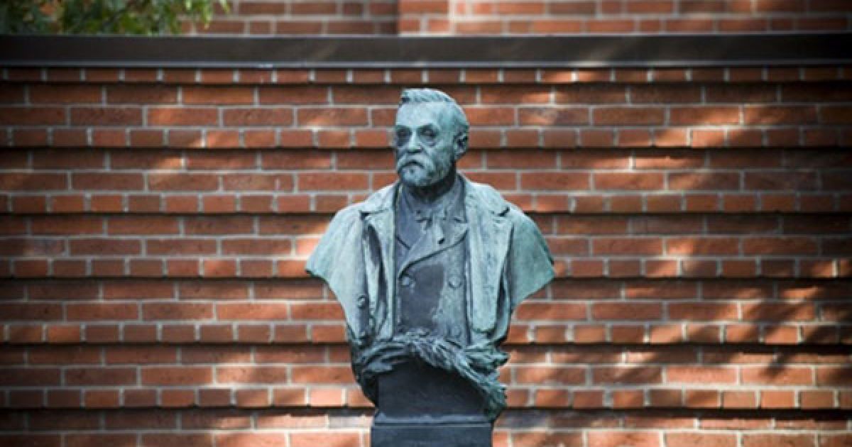 Лауреати Нобелівської премії 2010 року отримують найнижчі в реальному вияві преміальні за минуле десятиліття, оскільки, внаслідок фінансової кризи 2008 року, Нобелівський фонд втратив 22% своїх активів, вкладених у різні цінні папери на світових фондових ринках і нерухомість. / © AFP