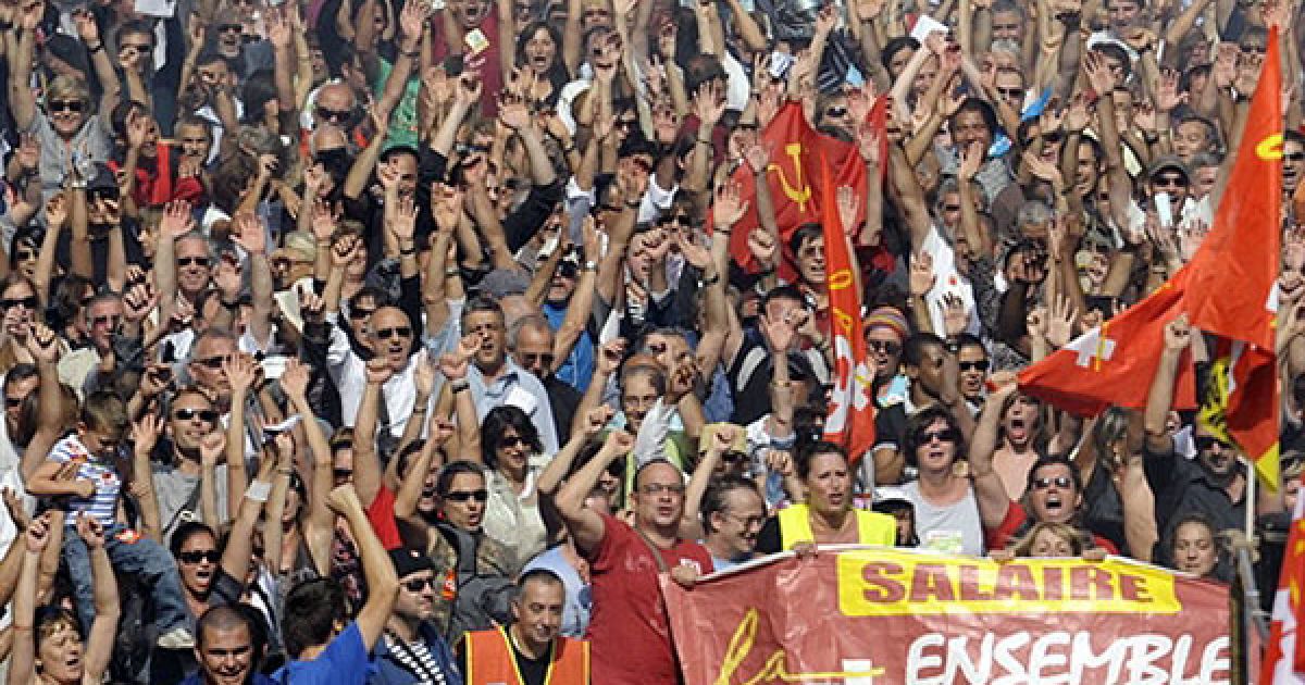 Франція, Марсель. Люди беруть участь у загальнонаціональному одноденному страйку проти урядової реформи пенсійної системи та підвищення пенсійного віку до 62 років. Французькі профспілки вивели на вулиці Парижу, Марселя, Тулузи, Ліону, Бордо ат інших французьких міст майже 2 мільйони людей. / © AFP