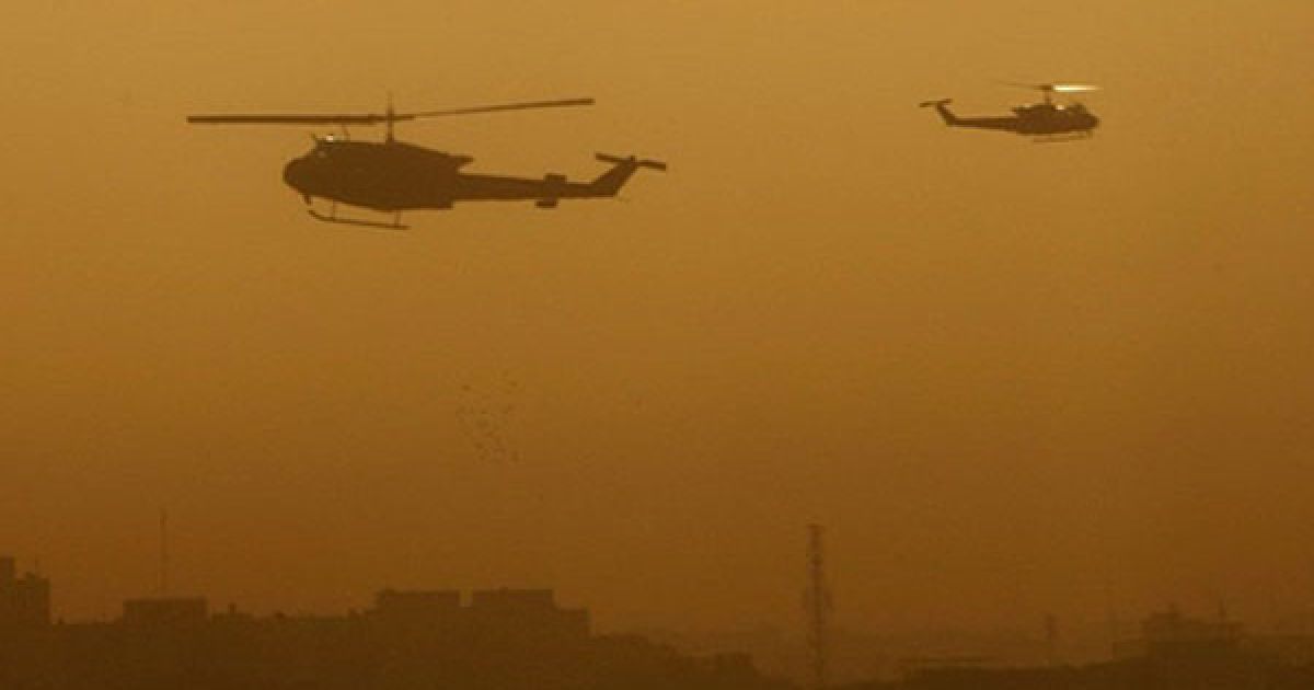 Ірак, Багдад. Військові вертольоти літають над зеленою зоною у Багдаді після гучного вибуху, який стався вранці 18 жовтня. Рівень насильства в Іраку різко зменшився з часів свого піку у 2006-2007 роках, але втрати від нападів повстанців та військових дій, як і раніше, залишаються частиною повсякденного життя. / © AFP