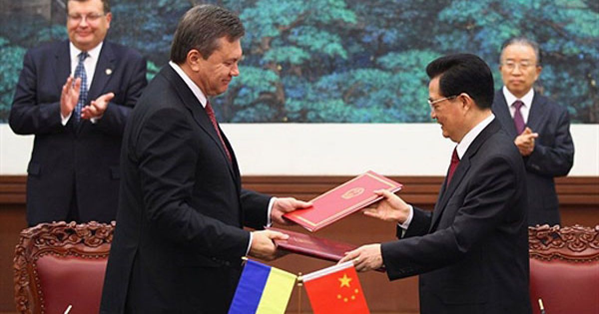 Президент України Віктор Янукович та голова КНР Ху Цзіньтао підписали у Пекіні спільну заяву / © AFP