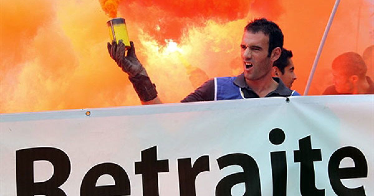 Франція, Ніцца. Пожежний бере участь у демонстрації на вулицях Ніцци, південь Франції. У Франції провели одноденний загальнонаціональний страйк проти законопроекту урядової пенсійної реформи. Французькі робітники у багатьох містах провели масові демонстрації проти плану президента Франції Ніколя Саркозі щодо підняття пенсійного віку, а профспілкові лідери повідомили, що у страйках в&rsquo;язали участь майже 2 мільйони страйкарів. / © AFP