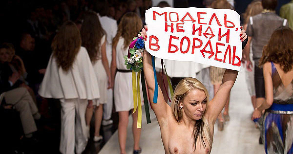 Рух FEMEN провів голу акцію "Модель, не йди в бордель!" і мало не зірвав один з показів на Українському тижні моди. / © Украинское Фото