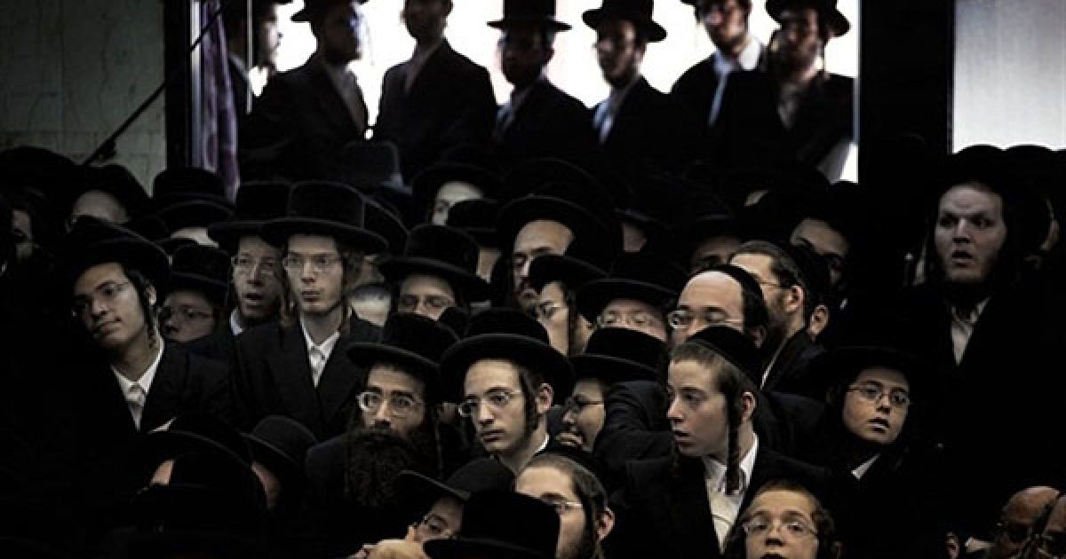 Ізраїль, Бней-Брак. Ультра-ортодоксальні євреїв з вижницьких хасидів відвідують символічний "похорон" 11 сувоїв Тори у синагозі громади хасидів в консервативному місті Бней-Брак поблизу Тель-Авіва. Тисячі ультра-ортодоксальних євреїв взяли участь у "похороні" сувоїв, які були знищені у пожежі в синагозі під час свята Суккот. / © AFP