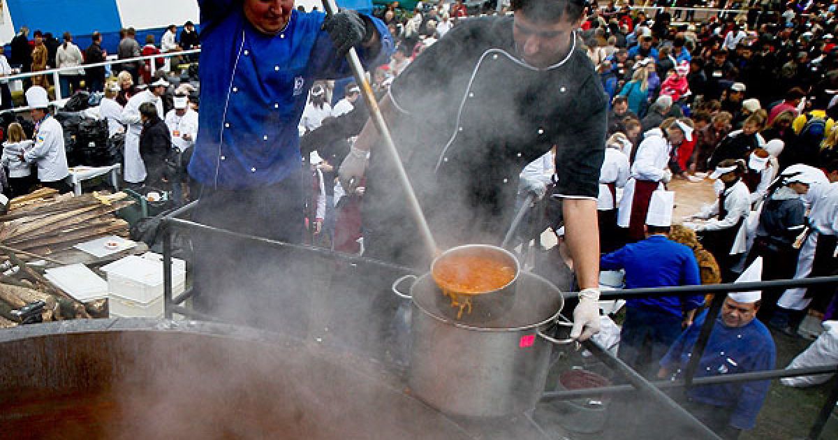 Варили борщ на "Борщ-Фесті" за традиційним українським рецептом з 24 складових. / © Украинское Фото