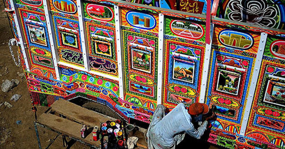 Пакистан, Равалпінді. Художник закінчує розфарбовувати вантажівку на семінарі Хусейна Нура у Равалпінді. / © The Telegraph