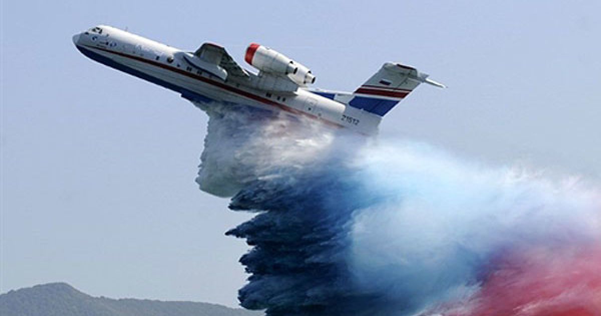 Росія, Геленджик. Літак МНС Росії зливає воду під час виступу на міжнародному авіасалоні "Hydro air show 2010", який пройшов у місті Геленджик. / © AFP