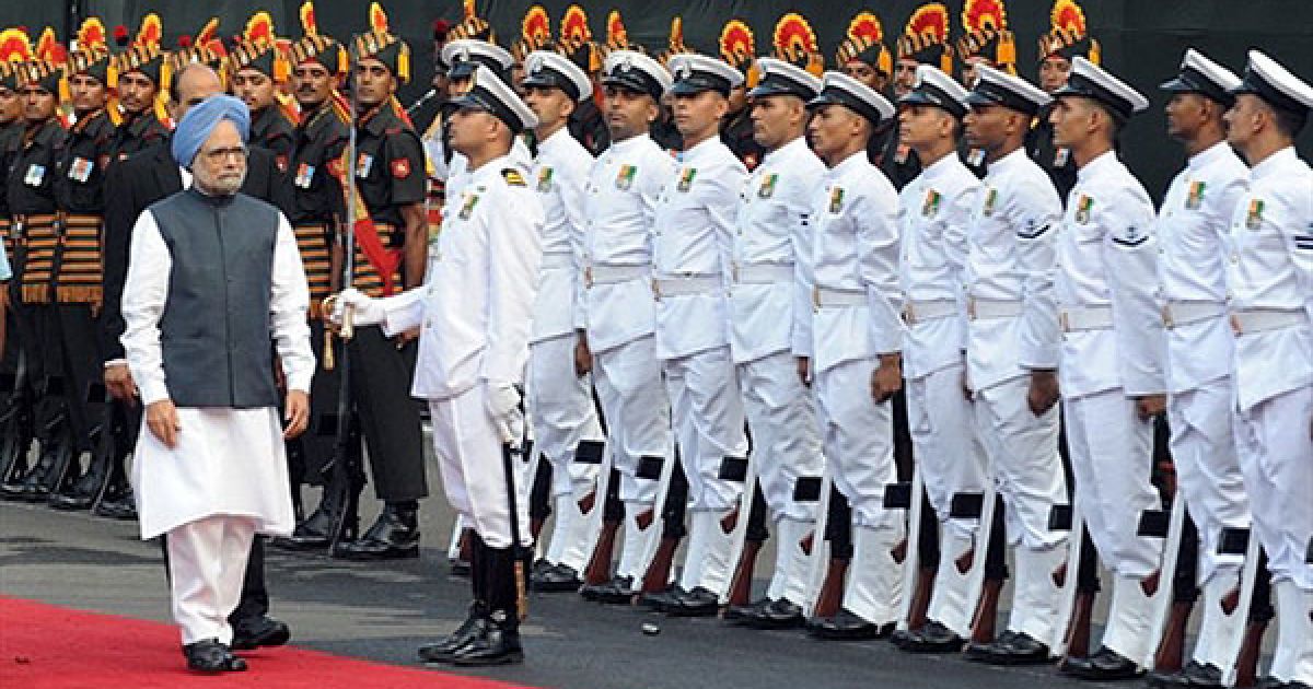 Прем&rsquo;єр-міністр Індії манмохан Сінгх оглядає почесну варту у Червоному Форті / © AFP