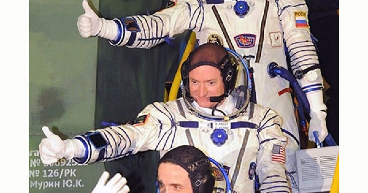 Казахстан, Байконур. Члени екіпажу Міжнародної космічної станції (МКС), російські космонавти Олександр Калері (унизу), Олег Скрипочка (вгорі) і американський астронавт Скотт Келлі (в центрі) перед посадкою на космічний корабель "Союз ТМА-01М&rdquo;, який має доставити їх на МКС. / © AFP