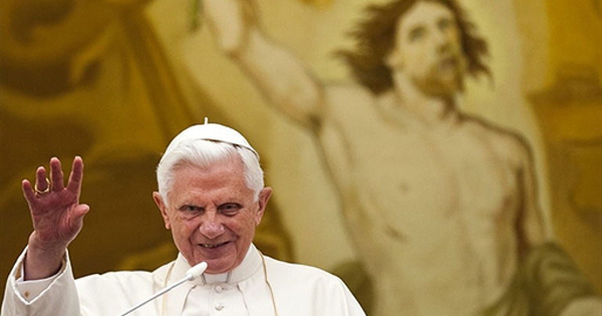 Папа Римський Бенедикт XVI вітає паломників під час свого візиту до італійського міста Кастель-Гандольфо. / © AFP