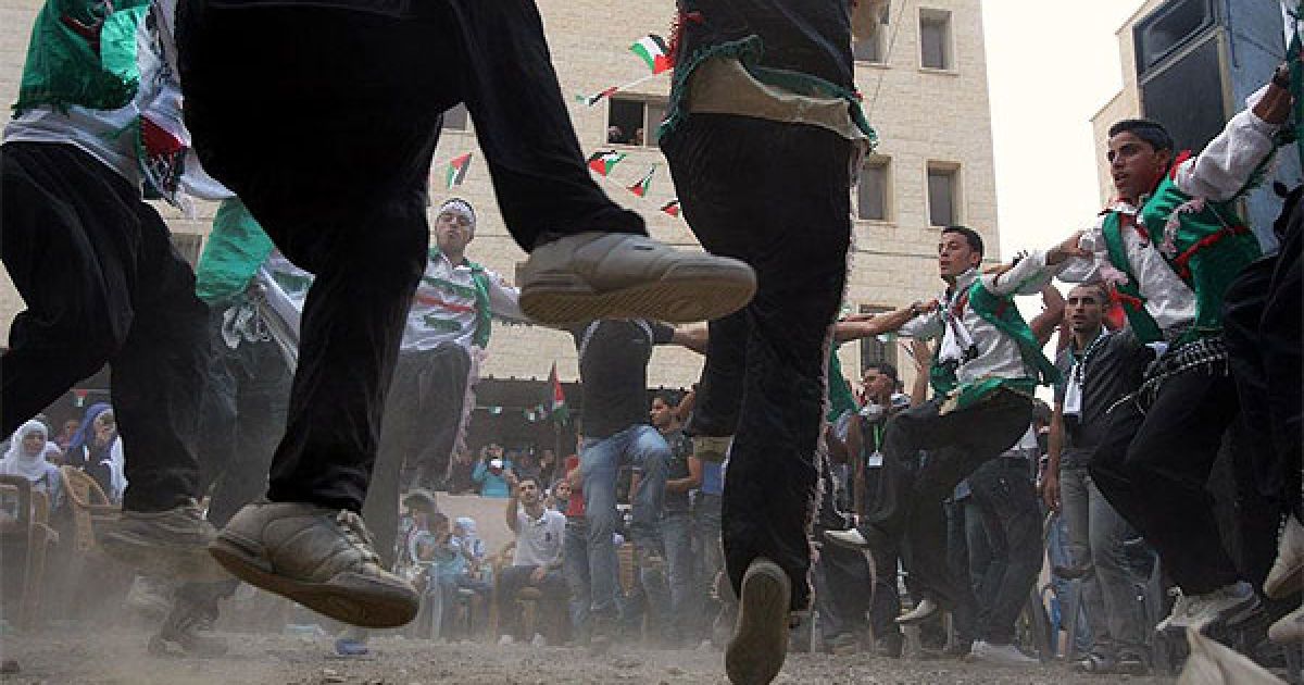 Палестинські студенти танцюють під час студентського свята у місті Дженін на Західному березі річки Йордан. / © bigpicture.ru