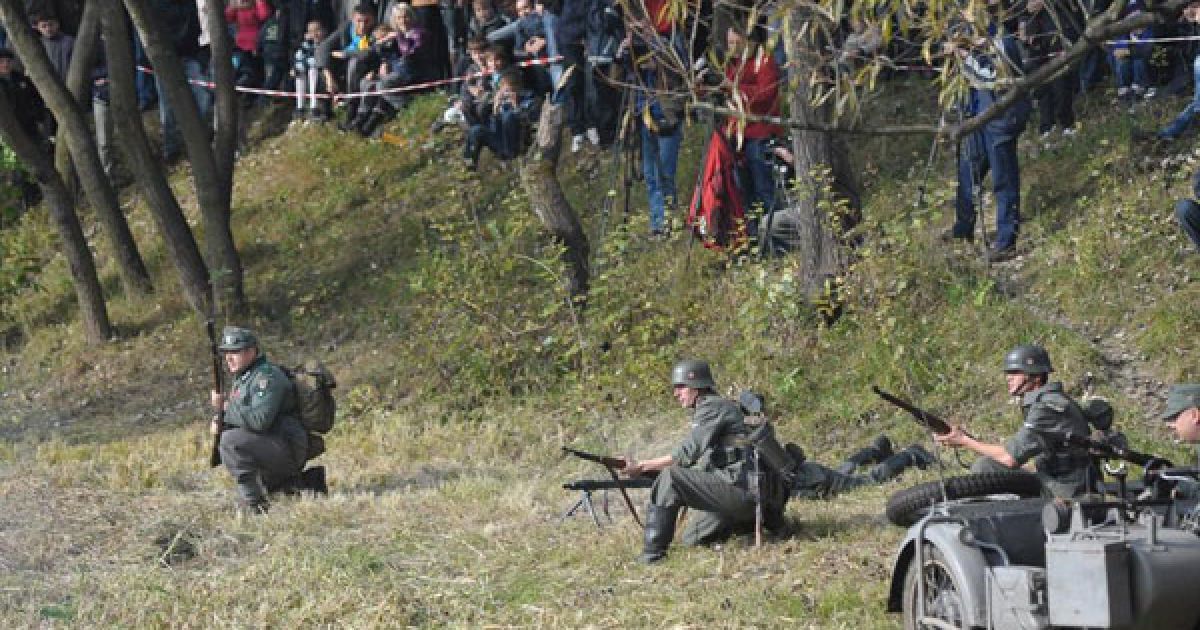 10 жовтня до 68-річниці УПА в Горіховому Гаї, парку Львова, патріотично настроєні громадяни відтворили ймовірну сцену з бойового життя УПА &ndash; "Повстанці з минулого". / © gazeta.ua
