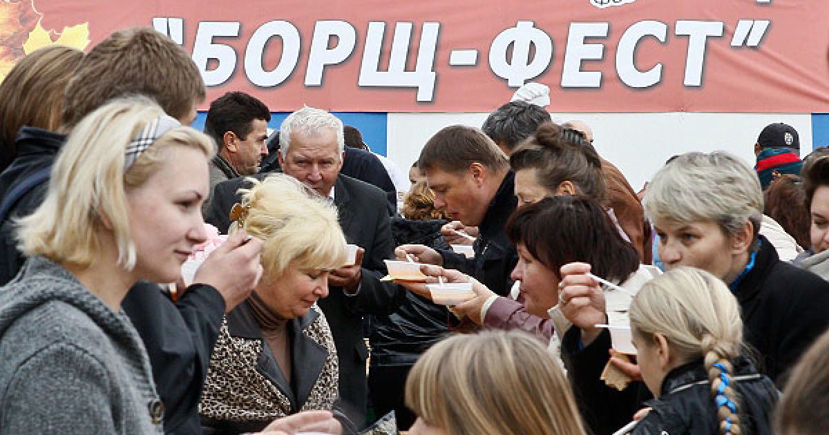 До борщу на "Борщ-Фесті" подавали чорний хліб, сало і часник. / © Украинское Фото