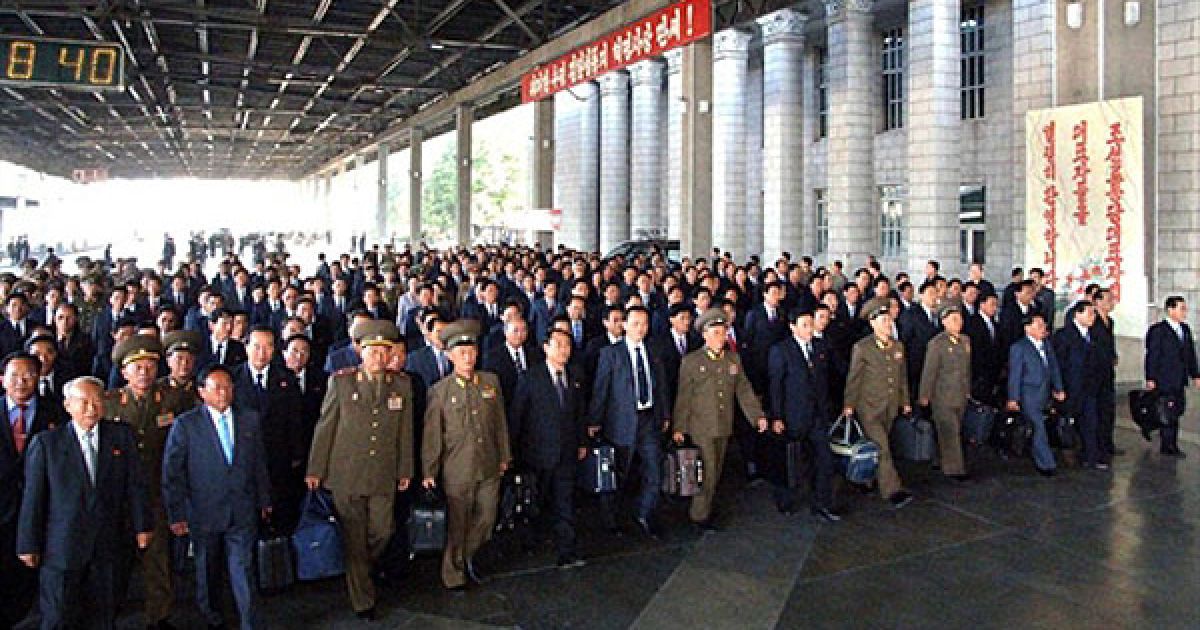 КНДР, Пхеньян. Члени Робочої партії Кореї прибули до Пхеньяну, що взяти участь в роботі партійної конференції, яка почнеться 28 вересня. Військові Північної Кореї висунули молодшого сина Кім Чен Іра в якості делегата на історичне засідання правлячої партії. На засіданні Комуністичної партії планується розпочати підготовку для можливої передачі влади від хворого 68-річного лідера КНДР Кім Чен Іра його молодшому сину Чон Уну. / © AFP